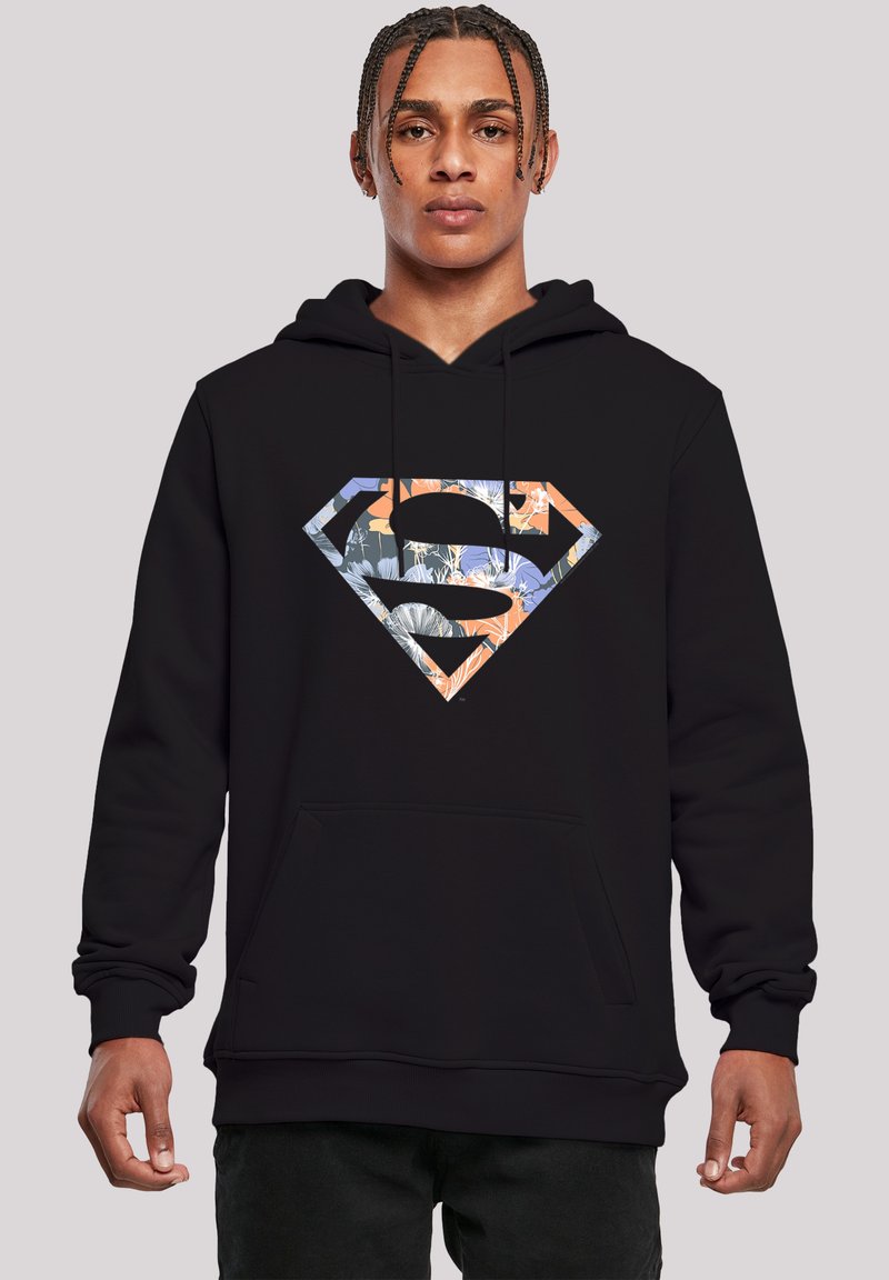 Černá mikina s kapucí, na kterou je umístěn barevný květinový logo Supermana. Materiál je měkký; design zahrnuje přední kapsu a žebrované manžety.