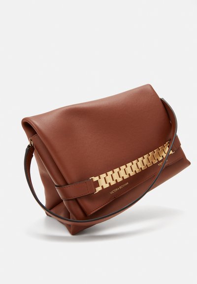 Victoria Beckham CHAIN POUCH - Håndtasker - russet