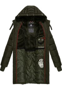Jachetă puffer matlasată, verde închis, cu glugă, accente roșii și căptușeală din fleece; dispune de un logo, buzunare laterale și etichete interioare.
