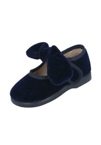 Zapato de terciopelo azul marino con punta redondeada, abertura elástica y un gran lazo en la parte delantera. Suela de goma para mayor durabilidad.