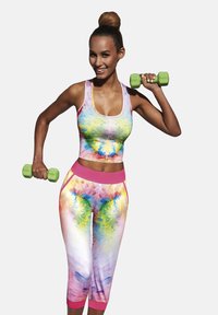 Kolorowy zestaw odzieży sportowej składający się z topu bez ramiączek i legginsów o średniej długości z żywym, abstrakcyjnym wzorem. Materiał wydaje się elastyczny.