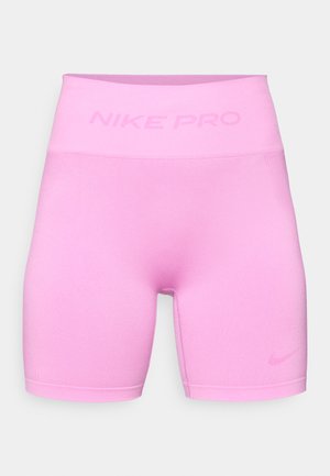 Shorts Nike Pro roses avec une taille haute, présentant une texture lisse, un tissu respirant et un petit logo Nike dans le coin inférieur.