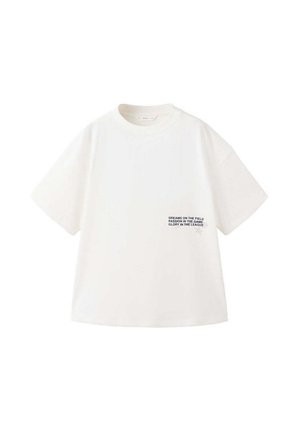 Hvid t-shirt med korte ærmer og rund hals, med sort tekst foran til højre: "DREAMS ON THE FIELD PASSION IN THE GAME GLORY IN THE LEAGUE".