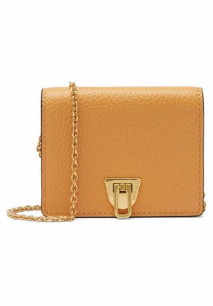 Bolso pequeño cruzado de cuero marrón claro con superficie texturizada, correa de cadena dorada y un broche triangular dorado en la solapa frontal.