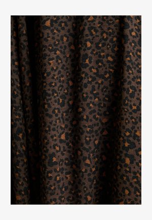 Leopardenmusterstoff mit einer Mischung aus schwarzen und orangefarbenen Punkten auf einem dunkelbraunen Hintergrund, der eine glatte, weiche Textur zeigt.