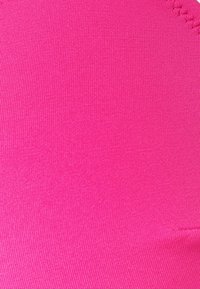 Tessuto fucsia, texture rigata, design senza cuciture, senza hardware o motivi visibili, finitura liscia. Vista ravvicinata del materiale.