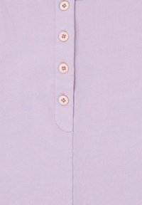 Camisa de botones de color púrpura claro con collar, que presenta cinco botones rosas y una tela suave con una ligera textura.