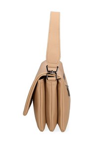 Borsa a tracolla in pelle beige con finitura texturizzata, dotata di tre scomparti, una lunga tracolla e dettagli in metallo argentato per la chiusura.