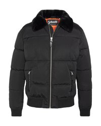 Czarna kurtka puchowa z zamkiem z przodu, dwoma zasuwanymi kieszeniami po bokach, ściągaczami przy mankietach i hemie oraz miękkim czarnym futrzanym kołnierzem.