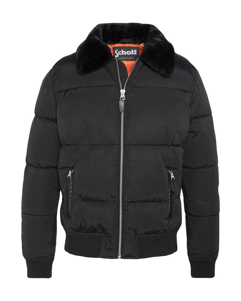 Czarna kurtka puchowa z zamkiem z przodu, dwoma zasuwanymi kieszeniami po bokach, ściągaczami przy mankietach i hemie oraz miękkim czarnym futrzanym kołnierzem.