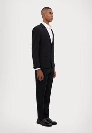 TAILORED FIT BUTTON SUIT - Puku - black