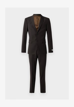 Costume marron foncé comprenant un manteau à un bouton avec deux boutons, des revers en pointe et un pantalon à plis plats. Tissu lisse avec une coupe classique.