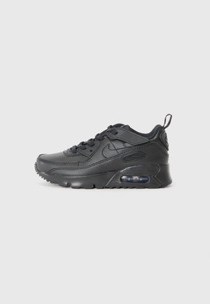Basket noire Nike Air Max avec semelle à coussin d'air visible, lacets à l'avant et languette à l'arrière, vue de profil sur un fond uni.