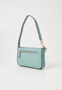 Sac banane turquoise avec une surface texturée, doté d'une poche zippée à l'avant et d'une bandoulière sombre contrastante, ainsi que d'accents en métal.