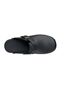 Zoccolo in pelle nera con punta arrotondata e superficie texture. Presenta una fibbia laterale e una soletta perforata per un maggiore comfort.