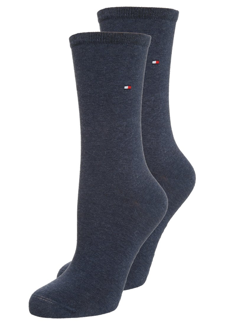 Calcetines de algodón azul marino con un borde acanalado, puntera sin costuras y un pequeño logo bordado con acentos en rojo, blanco y azul.