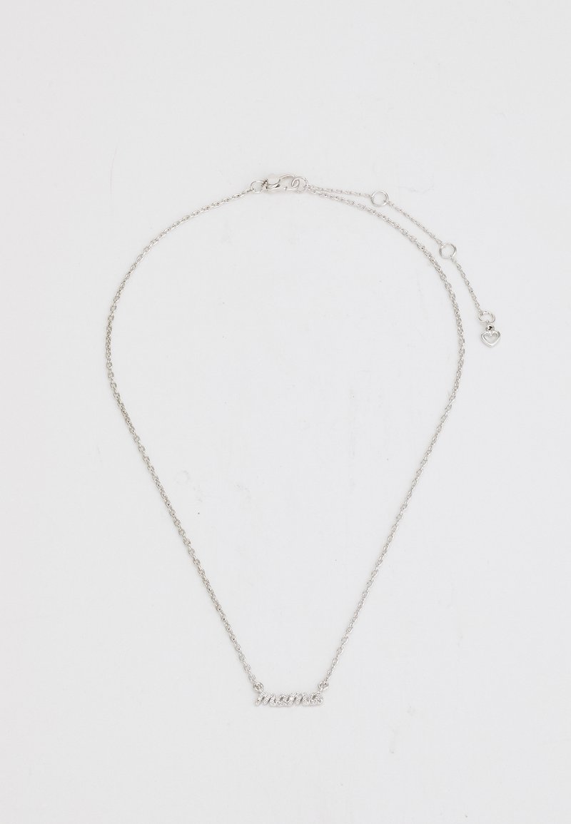 Colar de prata com corrente ajustável, apresentando um pendente em forma de script "mama". Textura suave, elos delicados e um detalhe em forma de coração perto do fecho.