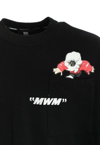 Sudadera negra con cuello de canalé, que presenta un texto bordado en blanco "MWM" y un parche de personaje de dibujos animados colorido en el bolsillo.