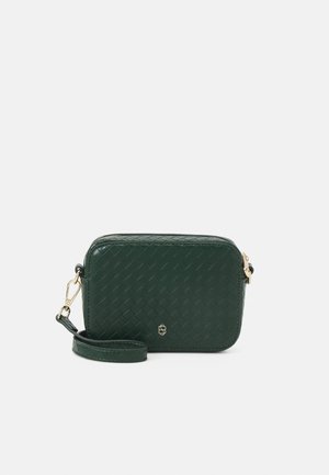 Bolso de mano rectangular de color verde oscuro con patrón tejido, cremallera en tono dorado y correa desmontable sobre fondo blanco.