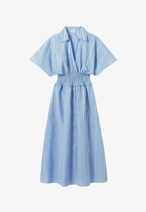 Vestido midi azul claro con rayas verticales blancas, mangas anchas cortas, cuello, cintura fruncida y cierre frontal de botones.