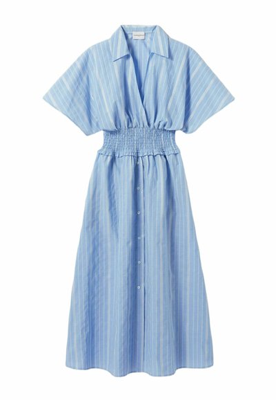 Abito midi azzurro chiaro con strisce verticali bianche, maniche corte larghe, colletto, vita arricciata e chiusura frontale con bottoni.