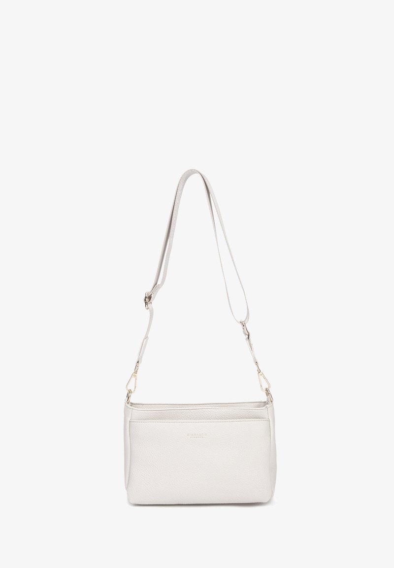 Borsa a spalla bianca in pelle con tracolla regolabile, superficie texturizzata, accessori in tono oro e chiusura con zip. Presenta un design minimalista.