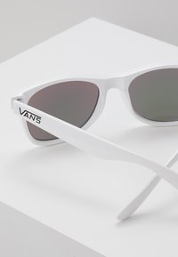 Vans SPICOLI  SHADES - Sluneční brýle - white