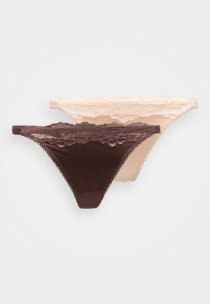 Deux paires de strings pour femmes : une beige clair et une marron foncé. Les deux présentent une garniture en dentelle le long de la ceinture et des ouvertures pour les jambes. Texture lisse.