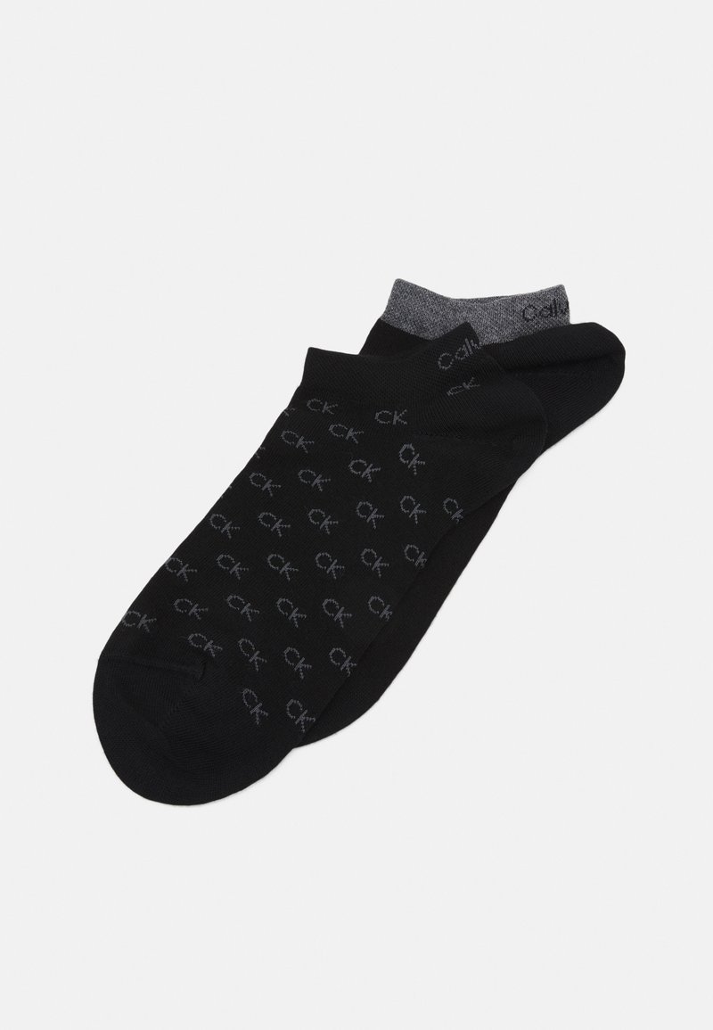 Meias pretas com um padrão repetido do logo cinza "CK", com um punho preto sólido e um calcanhar arredondado cinza. Feitas a partir de uma mistura de tecidos macios.
