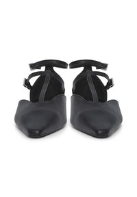 Scarpe basse nere a punta con cinturini alla caviglia e fibbie, mostrate frontali su uno sfondo bianco.