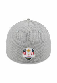 Graue Mesh-Baseballmütze mit einem USA 2025-Emblem, das ein goldenes Pokal und Elemente der amerikanischen Flagge auf der Rückseite zeigt.