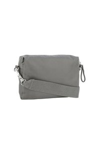 Obdélníková šedá crossbody taška se širokým nastavitelným popruhem a zipovým uzávěrem na bílém pozadí.