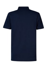 Námořnická modrá polo košile s krátkým rukávem, žebrovaným límcem a hladkým, lehkým materiálem. Klasický design, bez vzorů nebo akcentů.