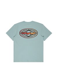 T-shirt bleu clair à manches courtes avec un logo ovale multicolore comprenant des vagues et le texte « Billabong Boardshorts Depuis Mille Neuf Cent Soixante-Treize ».