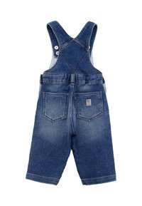 Ogrodniczki dżinsowe w średnim niebieskim kolorze, z szerokimi ramiączkami, zapięciem na guziki oraz dwoma tylnymi kieszeniami z przymocowaną metką.