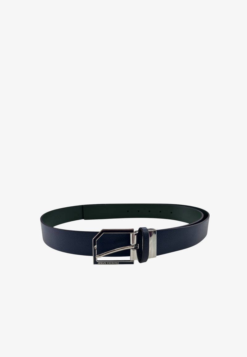 Cintura in pelle blu con finitura testurizzata, fibbia metallica a forma rettangolare e logo in evidenza, progettata per un utilizzo moderno.