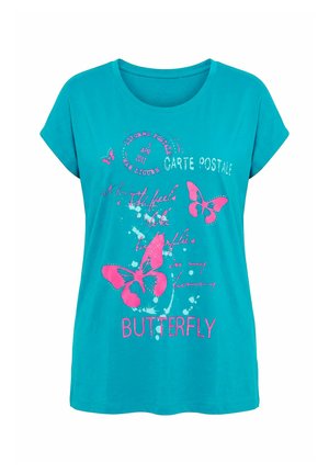 Turkoois T-shirt met korte mouwen met roze vlindermotieven en cursieve tekst, waaronder "CARTE POSTALE" en "BUTTERFLY" aan de voorkant.