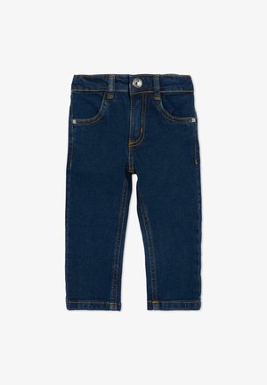 Granatowe dżinsy dla malucha z przednimi kieszeniami, szlufkami na pasek i metalowym zapięciem na guzik na białym tle.