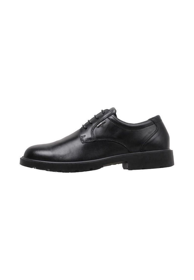 Chaussure de ville pour homme en cuir noir, à lacets, avec un faible talon et un bout rond, sur fond blanc.