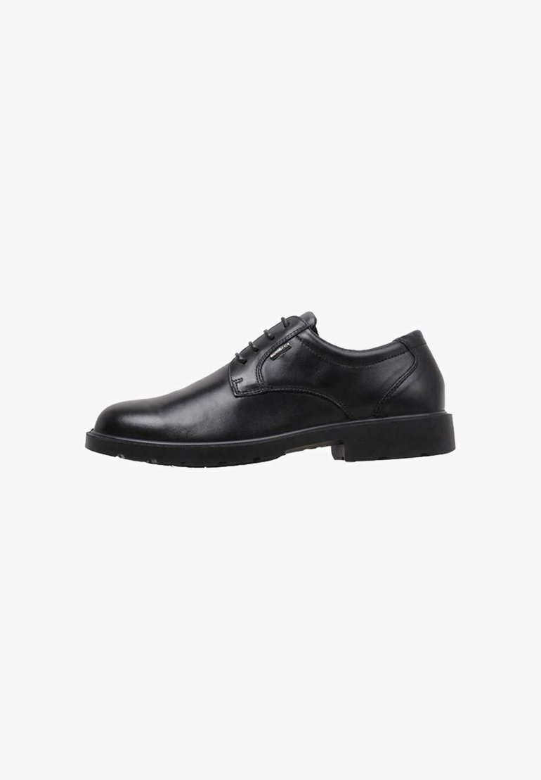 Chaussure de ville pour homme en cuir noir, à lacets, avec un faible talon et un bout rond, sur fond blanc.
