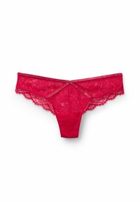 String en dentelle rouge avec des bords festonnés, un motif floral, et une ceinture lisse avec une couture centrale pour une forme améliorée.