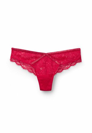 Czerwone koronkowe stringi z falistymi brzegami, kwiatowym wzorem oraz gładkim pasem z przeszyciem na środku dla lepszego dopasowania.