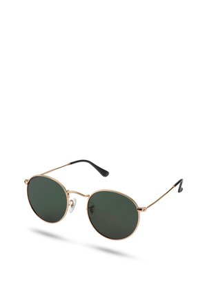 Runde solbriller med tynn gullfarget metallramme, mørkegrønne linser, svarte stangender og justerbare nesepads på hvit bakgrunn.