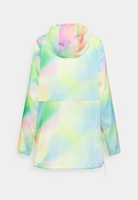 Kurtka przeciwwiatrowa z kapturem i długimi rękawami w pastelowych kolorach tie-dye: zielony, różowy, niebieski i żółty, pokazana od tyłu.