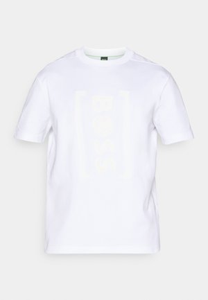 Biela bavlnená tričko s krátkymi rukávmi, na prednej strane s jemným svetlým logom "BOSS" a obdĺžnikovým rámom.