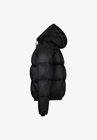 Zwarte pufferjack met een capuchon, met een gequilt ontwerp en elastische manchetten, zijaanzicht weergegeven tegen een witte achtergrond.