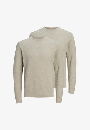 Due maglioni beige a girocollo in maglia con maniche lunghe, sovrapposti e mostrati su uno sfondo bianco.
