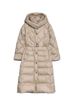 Manteau d’hiver long matelassé beige avec capuche, fermeture à boutons, taille cintrée par une ceinture et deux poches avant à rabat.