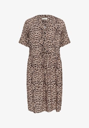 Kjole med leopardprint i let stof. Korte ærmer, knapper foran, bindebånd i taljen og en flydende silhuet. Creme- og brunfarvet.