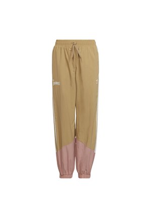 Pantalones deportivos Adidas de color marrón claro y rosa, con cintura y puños elásticos, franjas blancas a los lados y logotipos de Adidas en la parte superior frontal de las piernas.